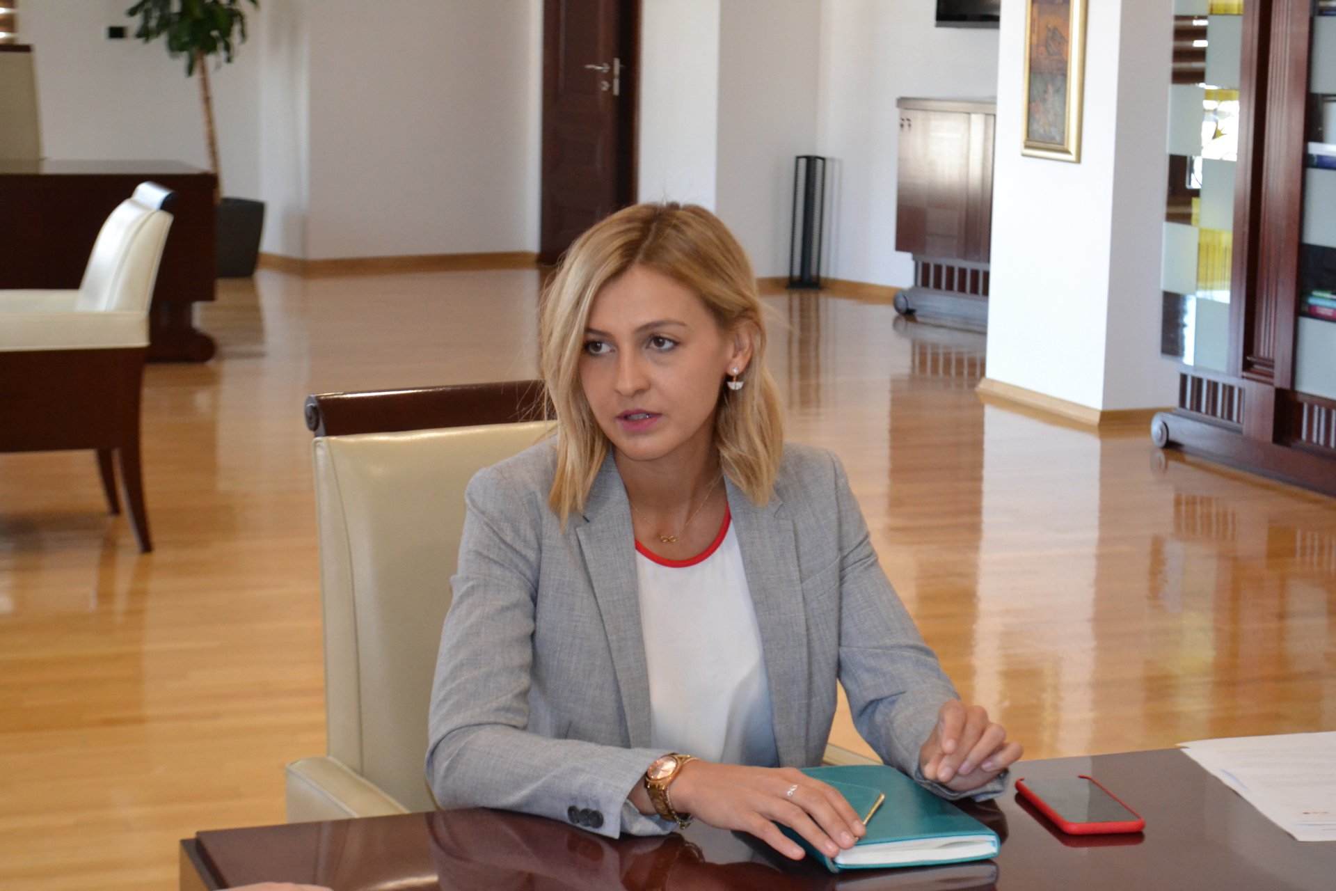 Ангеловска го презема управувањето со Министерството за финансии