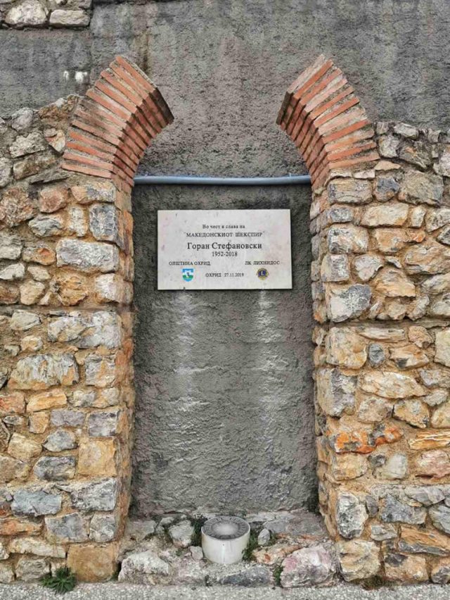 Охрид постави спомен плоча на Горан Стефановски „Македонскиот Шекспир”