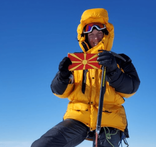 Илина Арсова стана прва жена од нашата земја и една од 60 во светот кои ги искачиле највисоките врвови на сите континенти