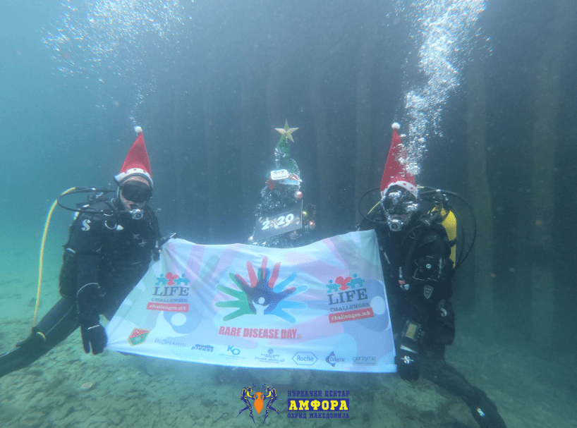 Украсена подводна елка на дното на Охридско Езеро пoсветена на децата со ретки болести