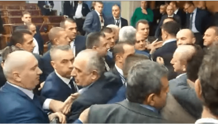 Со инциденти усвоен Законот за верските заедници во црногорскиот парламент