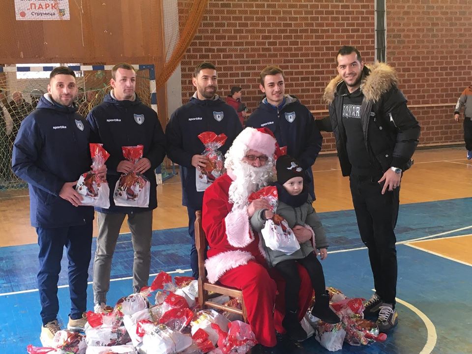 ФК Академија Пандев им подели новогодишни пакетчиња на најмалите членови на фудбалската школа
