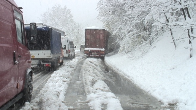 Забрана за тешки товарни возила на Ѓавато и патот за Попова Шапка