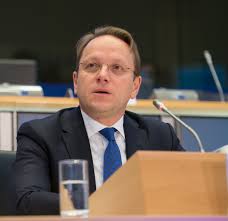Комесарот на ЕУ за проширување Вархели следната недела во Македонија