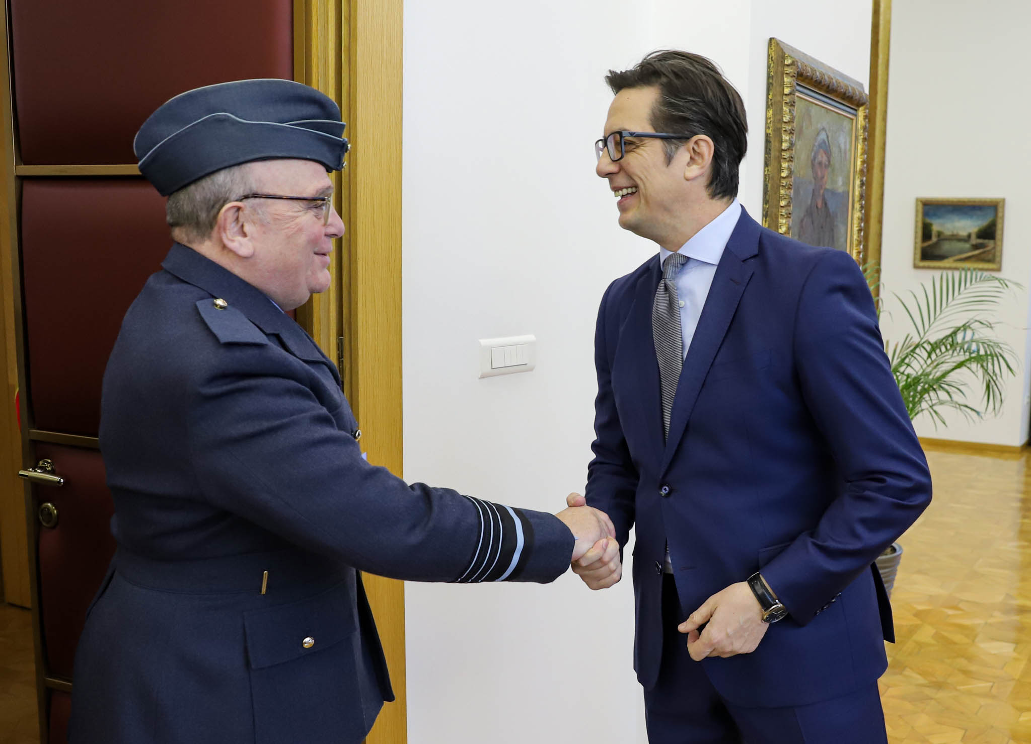 Средба на претседателот Пендаровски со воздухопловниот маршал Стјуарт Пич, претседавач на воениот комитет на НАТО