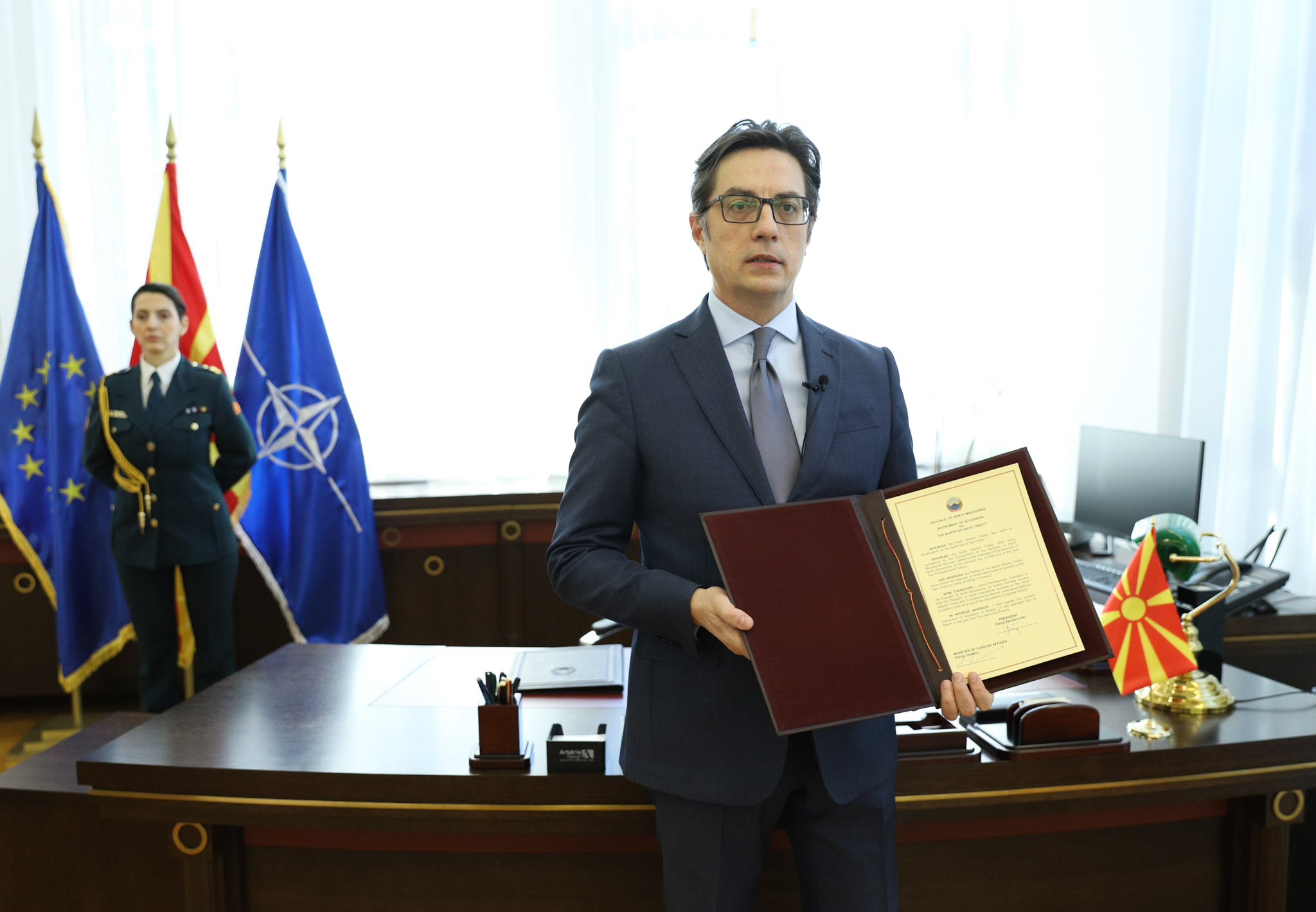 Претседателот Пендаровски го потпиша Инструментот за пристапување на РС Македонија кон НАТО