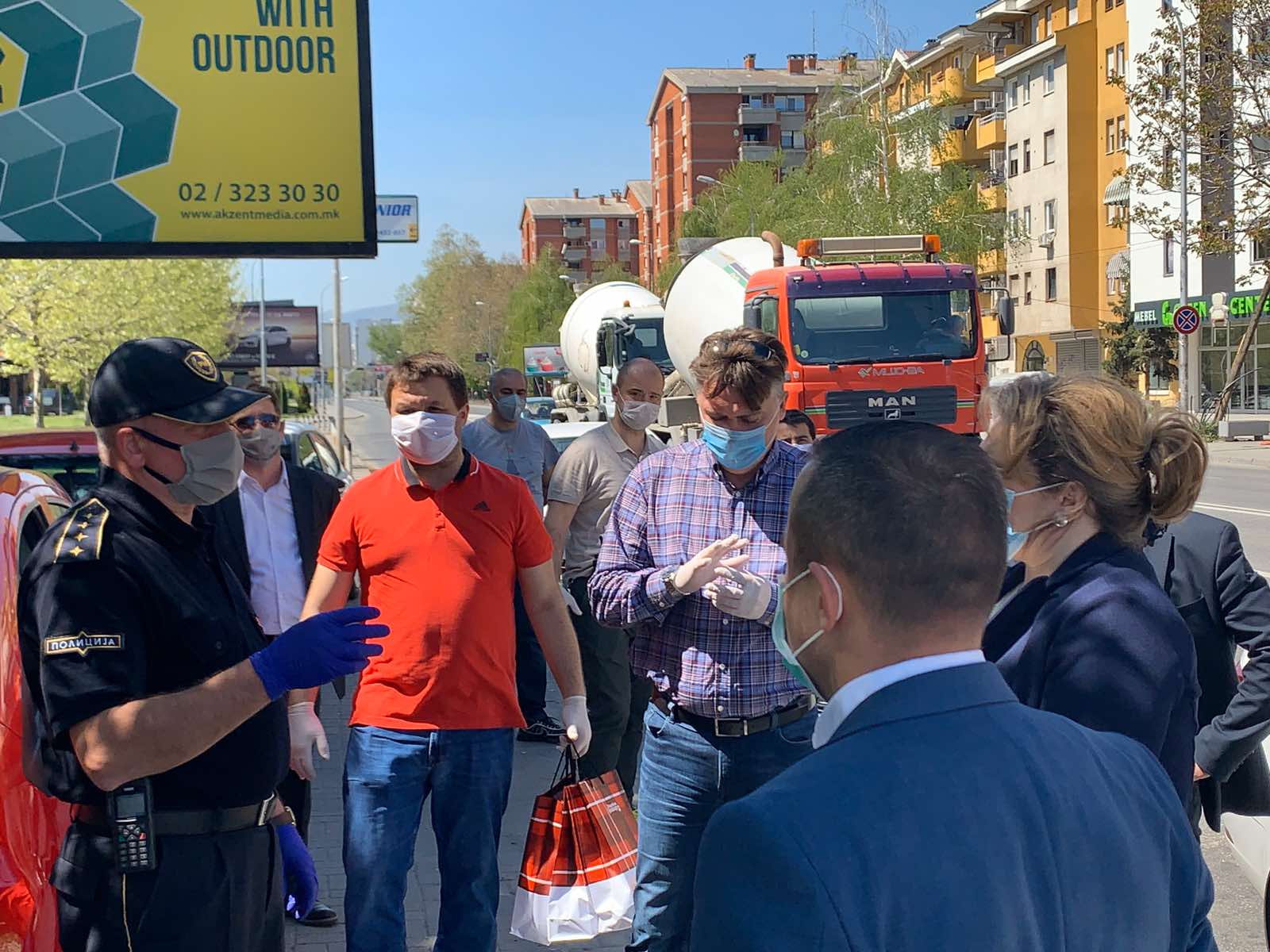Скопските Градоначалници со поддршка на полицајците во полицискиот час