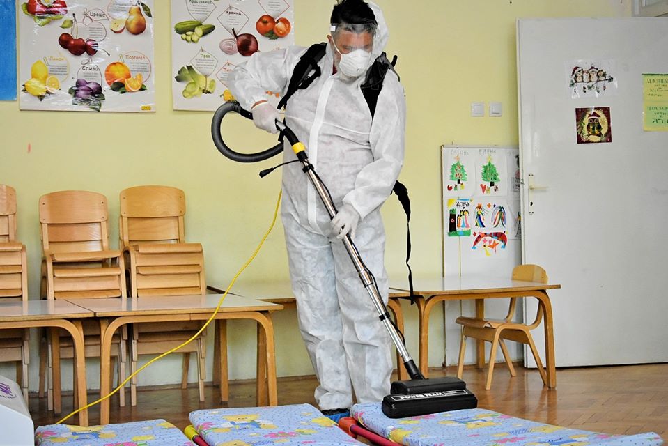 Општина Карпош започна  со дезинфекција на душеци, кревети и теписи во градинките