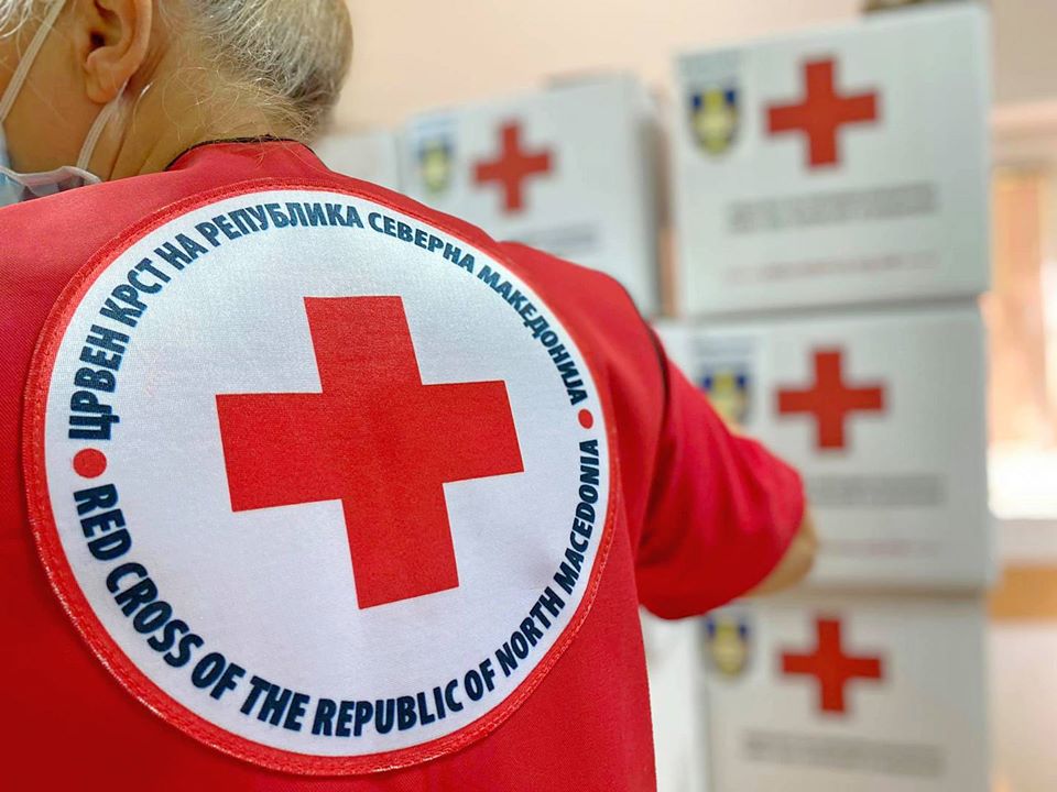 Црвениот крст – Карпош подели донација од компанијата „Саманта“ за самохраните родители