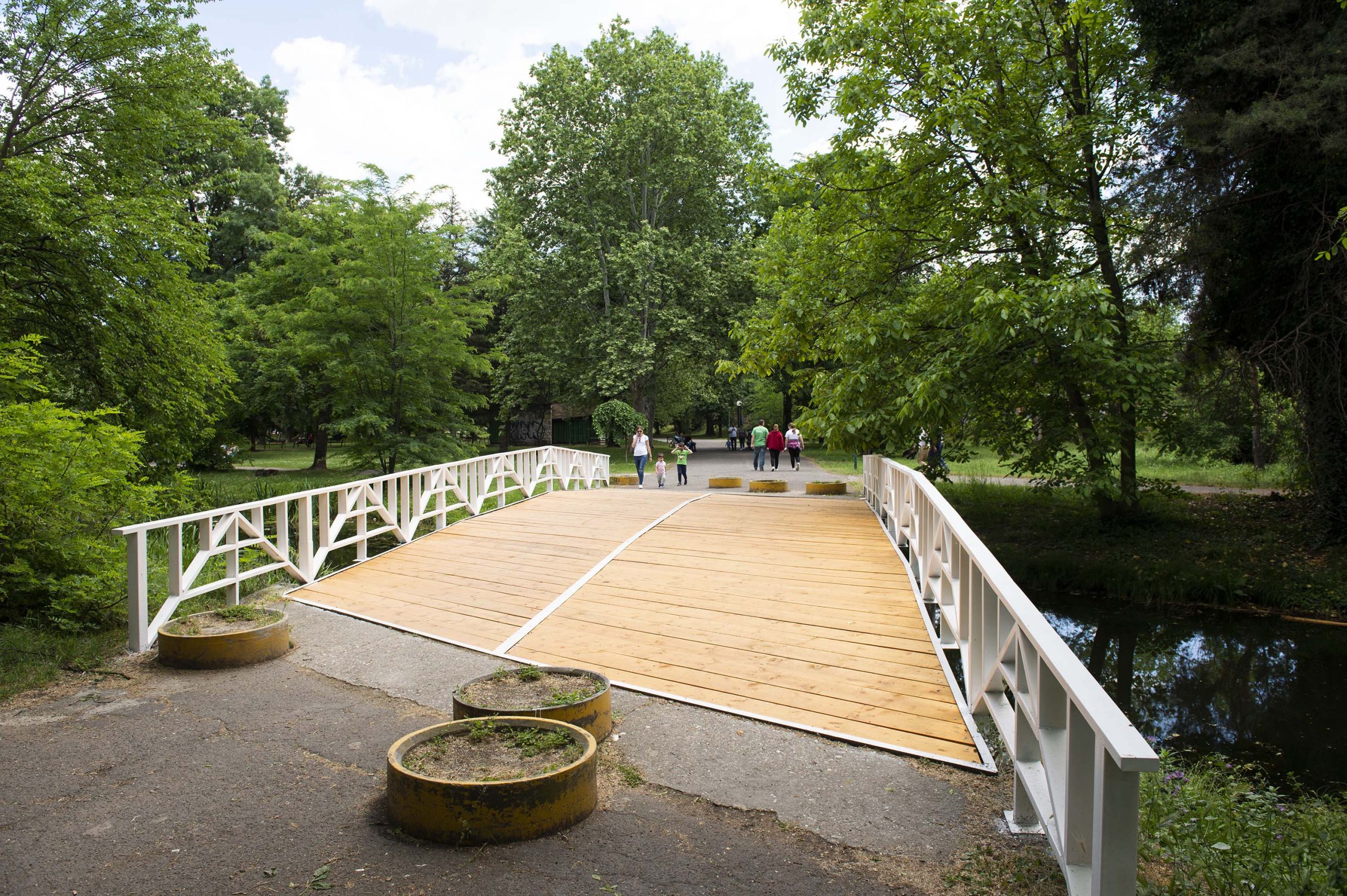 ГРАД СКОПЈЕ: Обновени сите 19 мостови во Градскиот парк со донација од Халкбанк