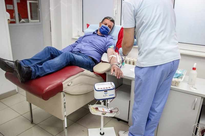 Градоначалникот на Гази Баба донираше крвна плазма по неговото оздравување