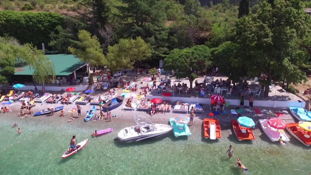 Во Охрид изречени казни од 7.000 евра за бесправни тераси и шанкови