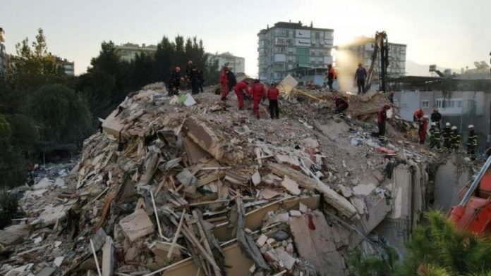 Mајка и три деца спасени по 23 часа од под урнатините во Турција