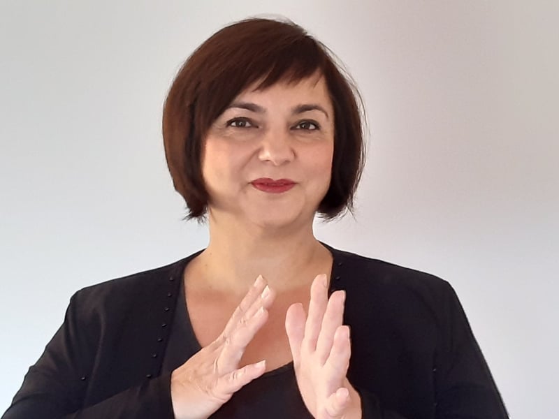Соња Кимова Делевска: Песната – предизвик на “учениците” толкувачи на знаковен јазик