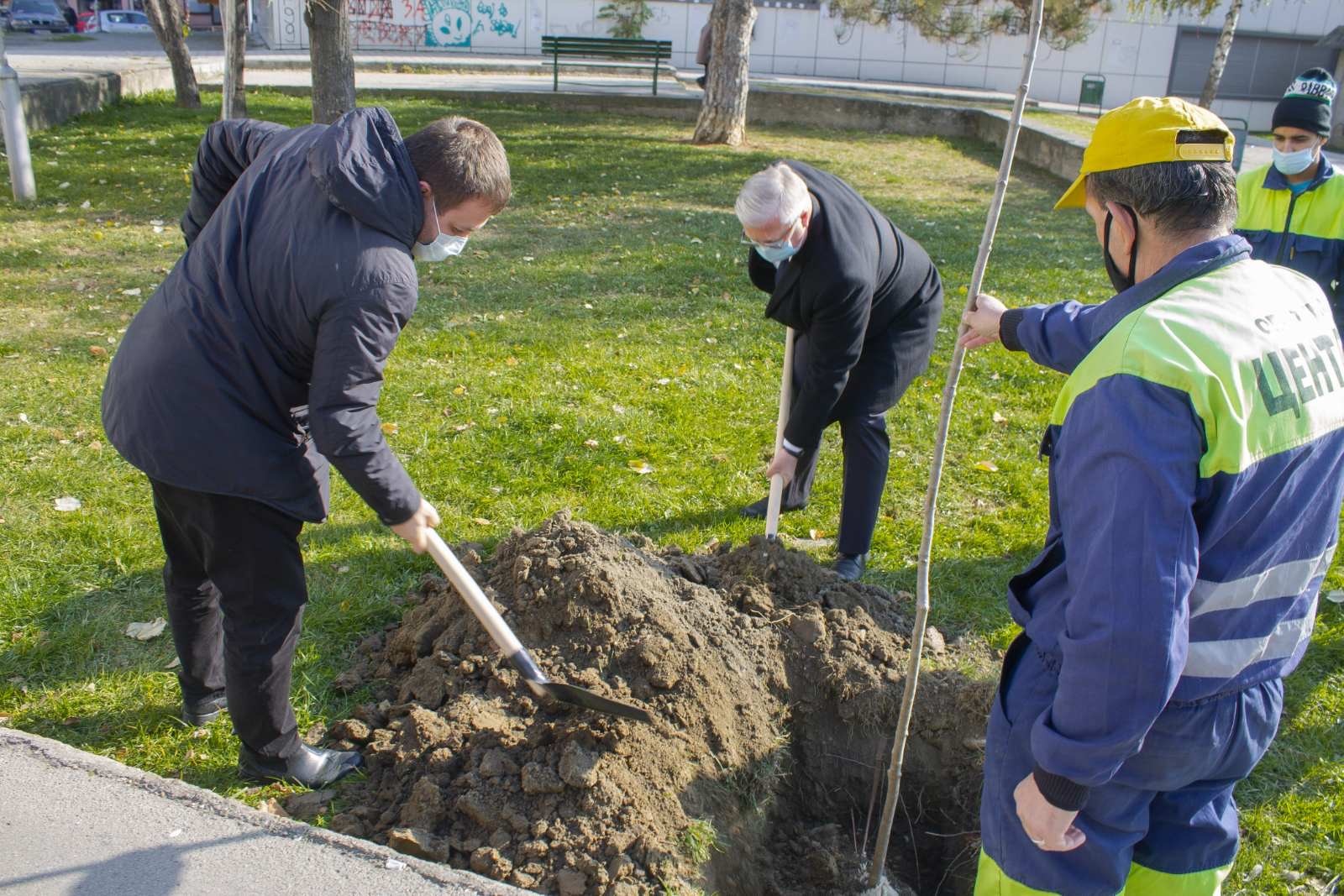Богдановиќ и рускиот амбасадор засадија садници  во паркот на сеќавањето