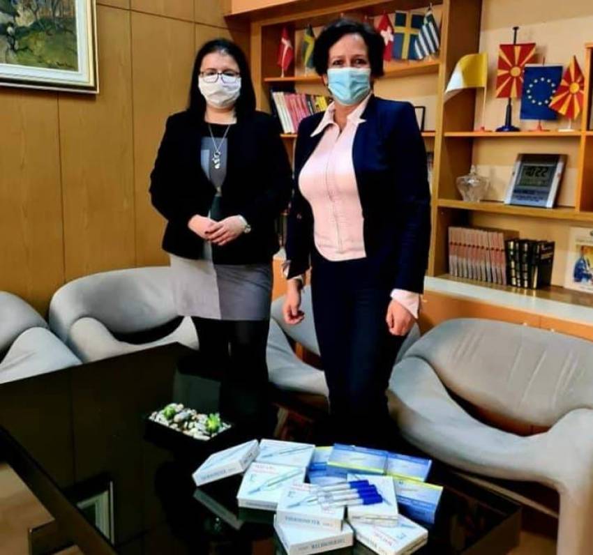 Лидија Тфирст Митревска од паричната награда од „4-Ноември“ донираше термометри за Битолската болница