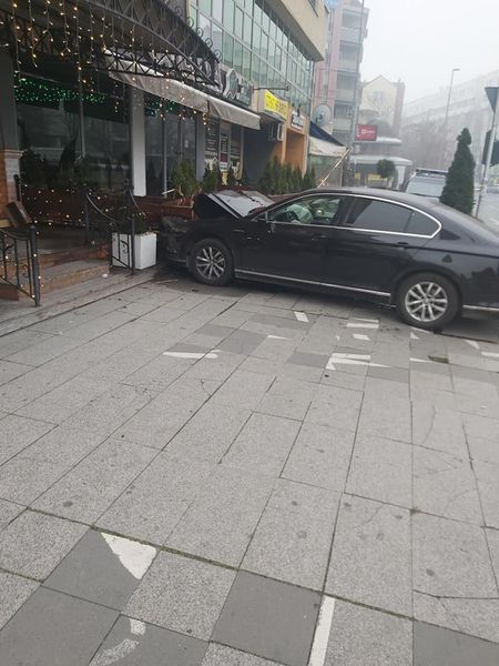 Во центарот на Скопје автомобил забиен во угостителски објект