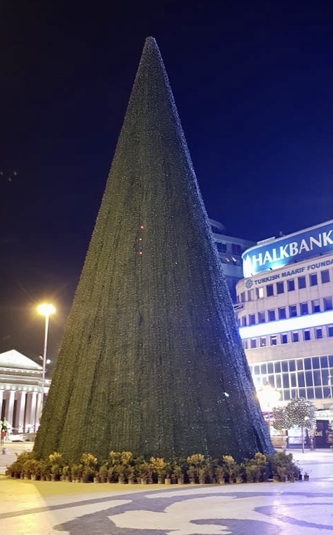 Вечерва ќе светне новогодишната елка на Плоштад Македонија