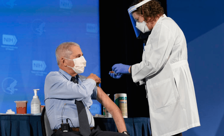 Д-р Фаучи јавно ја прими вакцината против коронавирус на „Модерна“