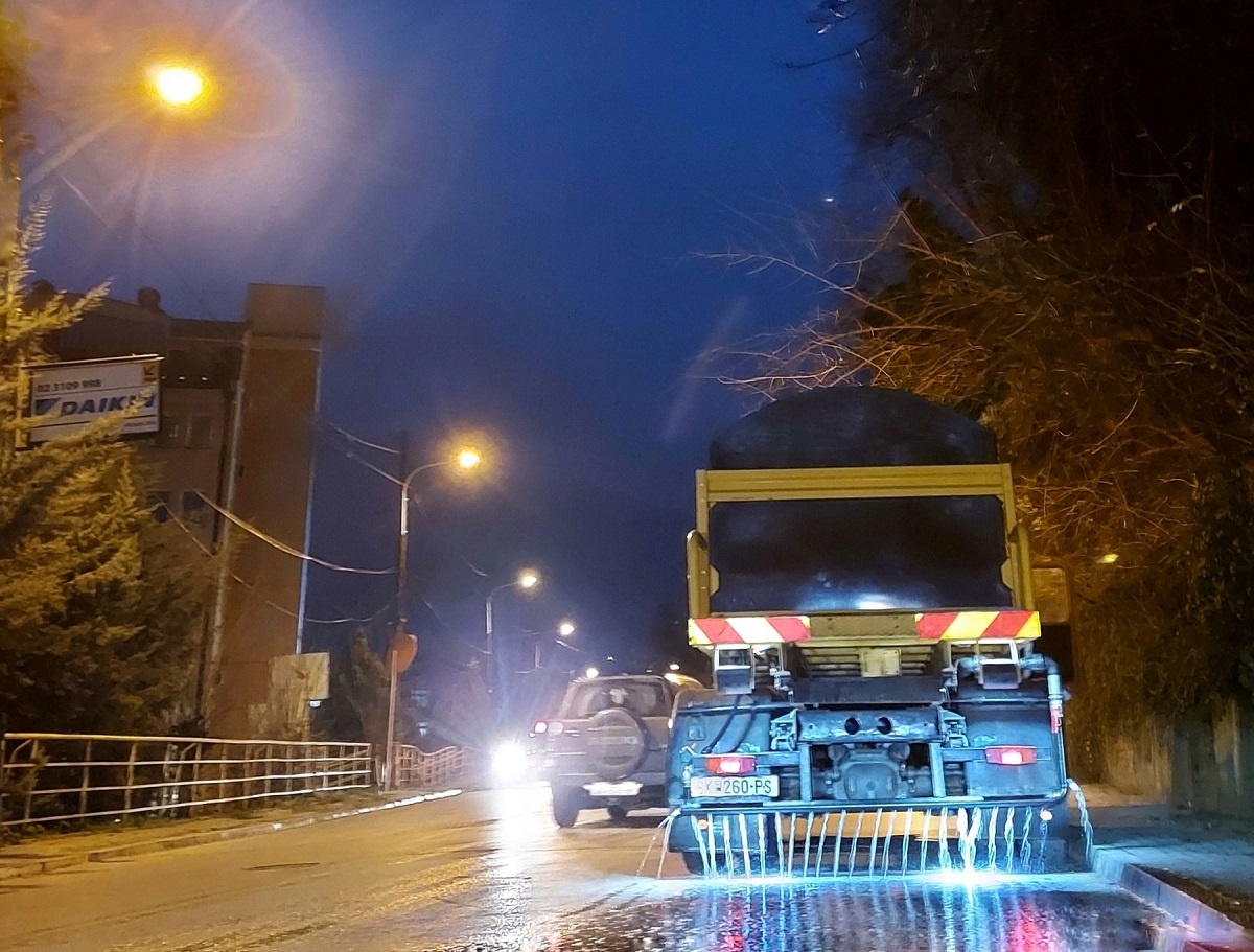 На улиците во Општина Центар нанесена течност против замрзнување на асфалтот