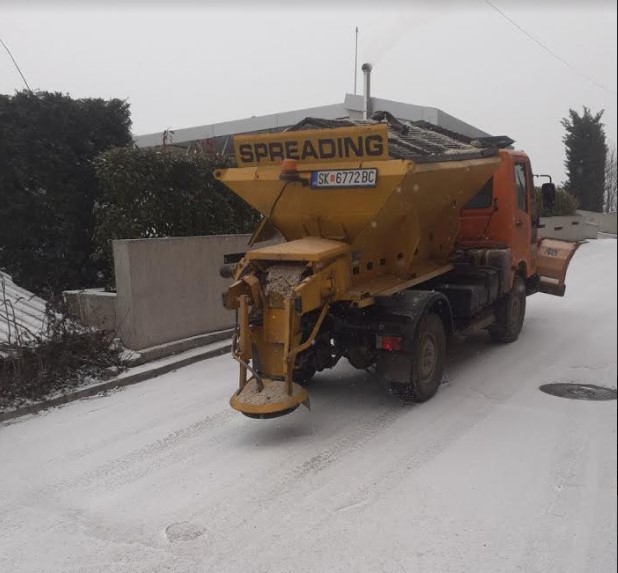 Зимската служба на Општина Центар со 7 возила ги расчистува улиците од снегот