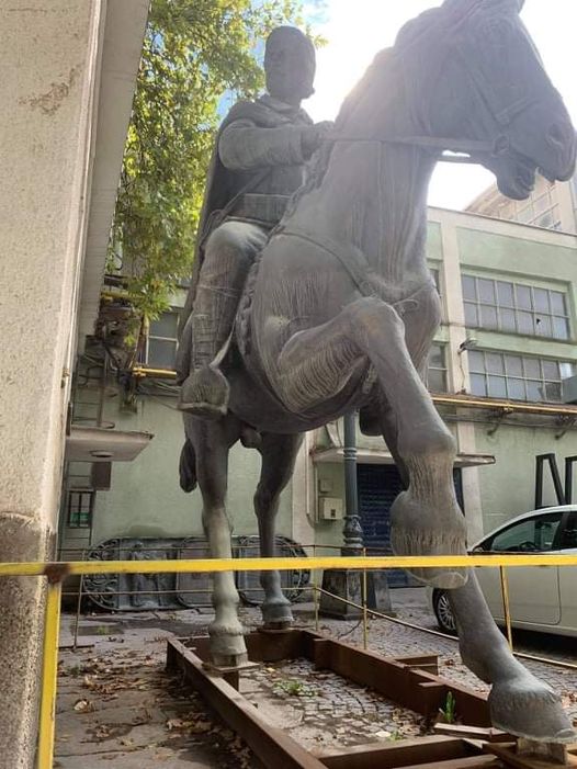 Каракачанов сака да го купи отстранетиот споменик на Борис Сарафов во Скопје