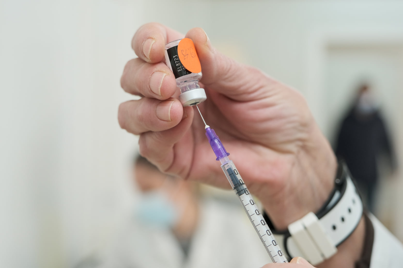 За два дена вакцинирани 453 здравствени работници