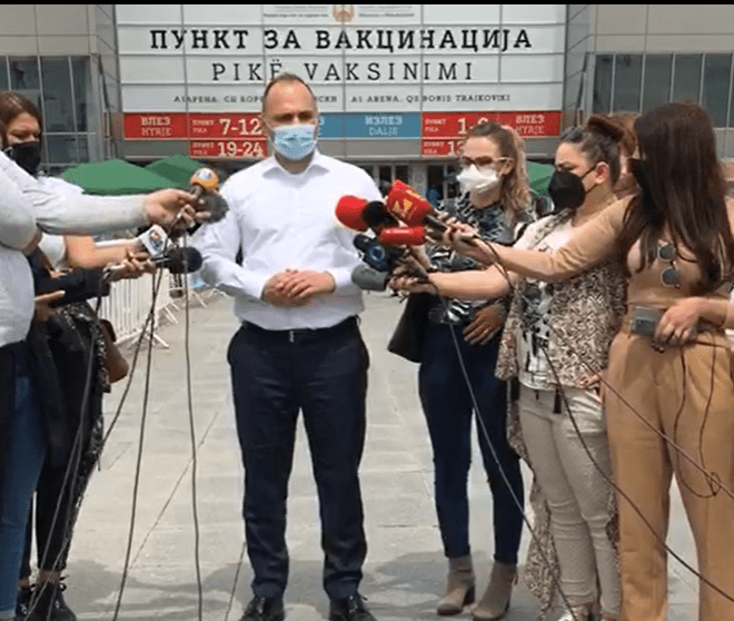 Министерот Филипче ја прими вакцината на “Синофарм”