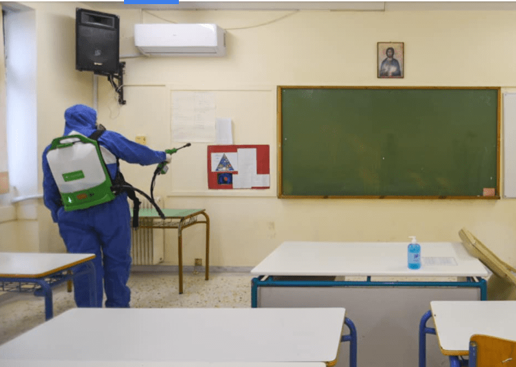 Грција: Учениците се враќаат на училиште со потврда од негативен тест