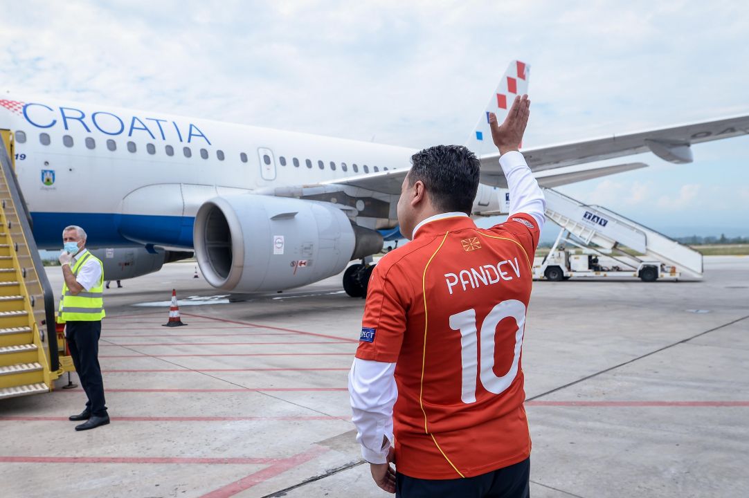 Заев ја испрати македонската фудбалска репрезентација за Букурешт