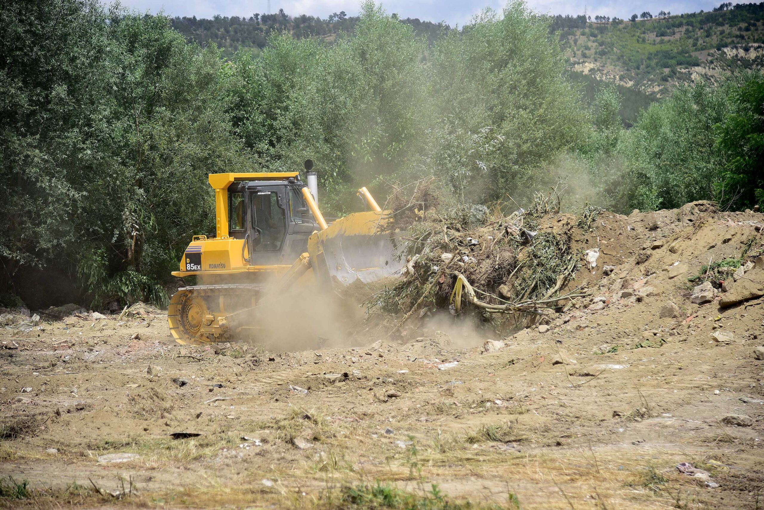 Град Скопје ја расчистува големата дива депонија во село Рашче