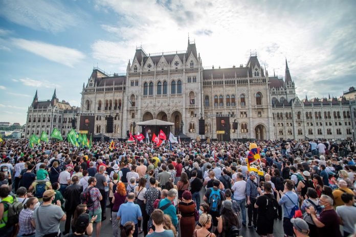 Протест на 10.000 луѓе против отворање на кинески универзитет во Будимпешта