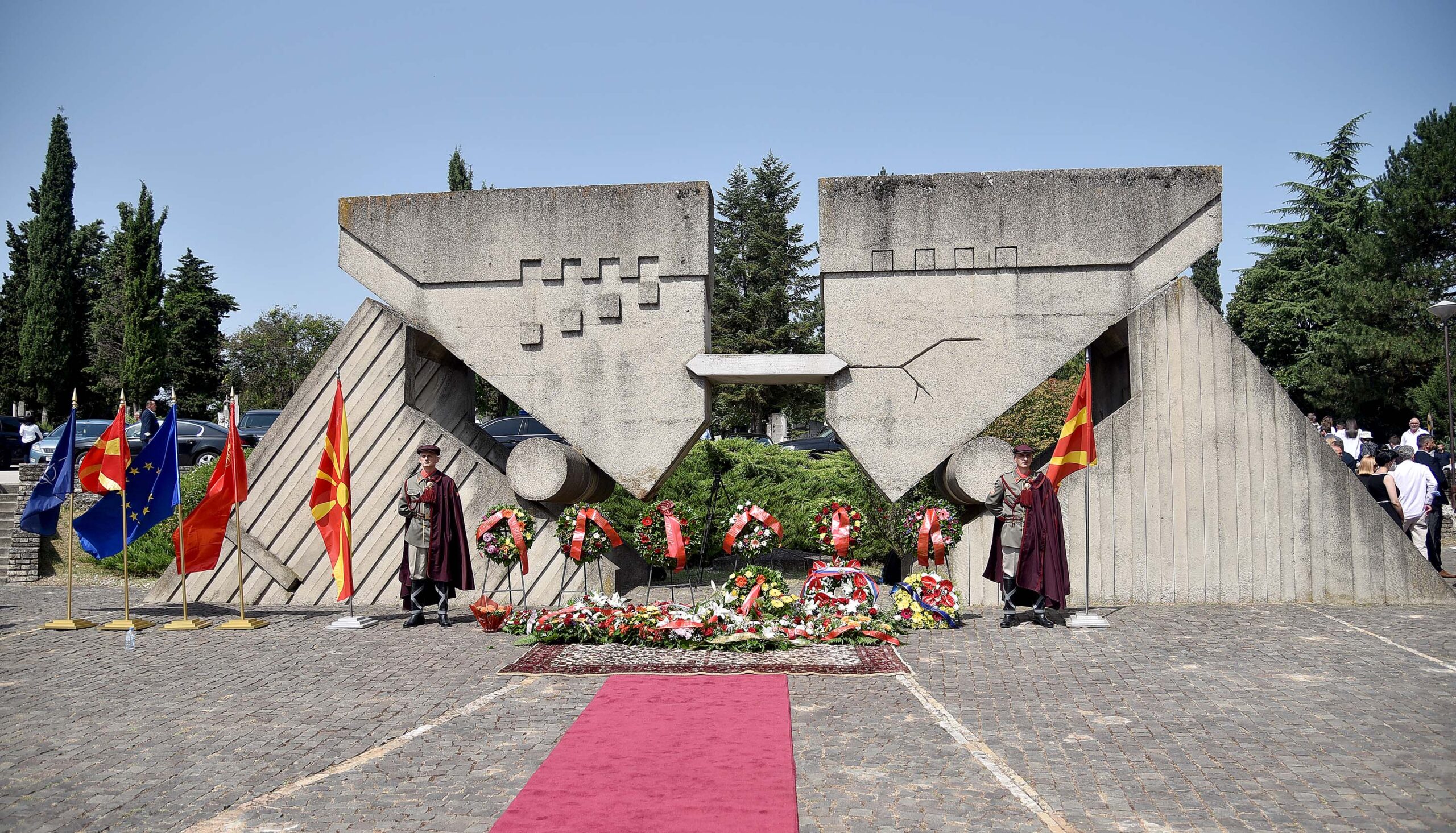 Делегација на Град Скопје положи цвеќе за загинатите во скопскиот земјотрес