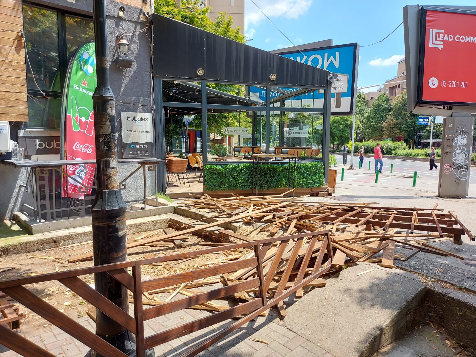 Се отстранува доградбата на кафе-барот „ПРАВДА“
