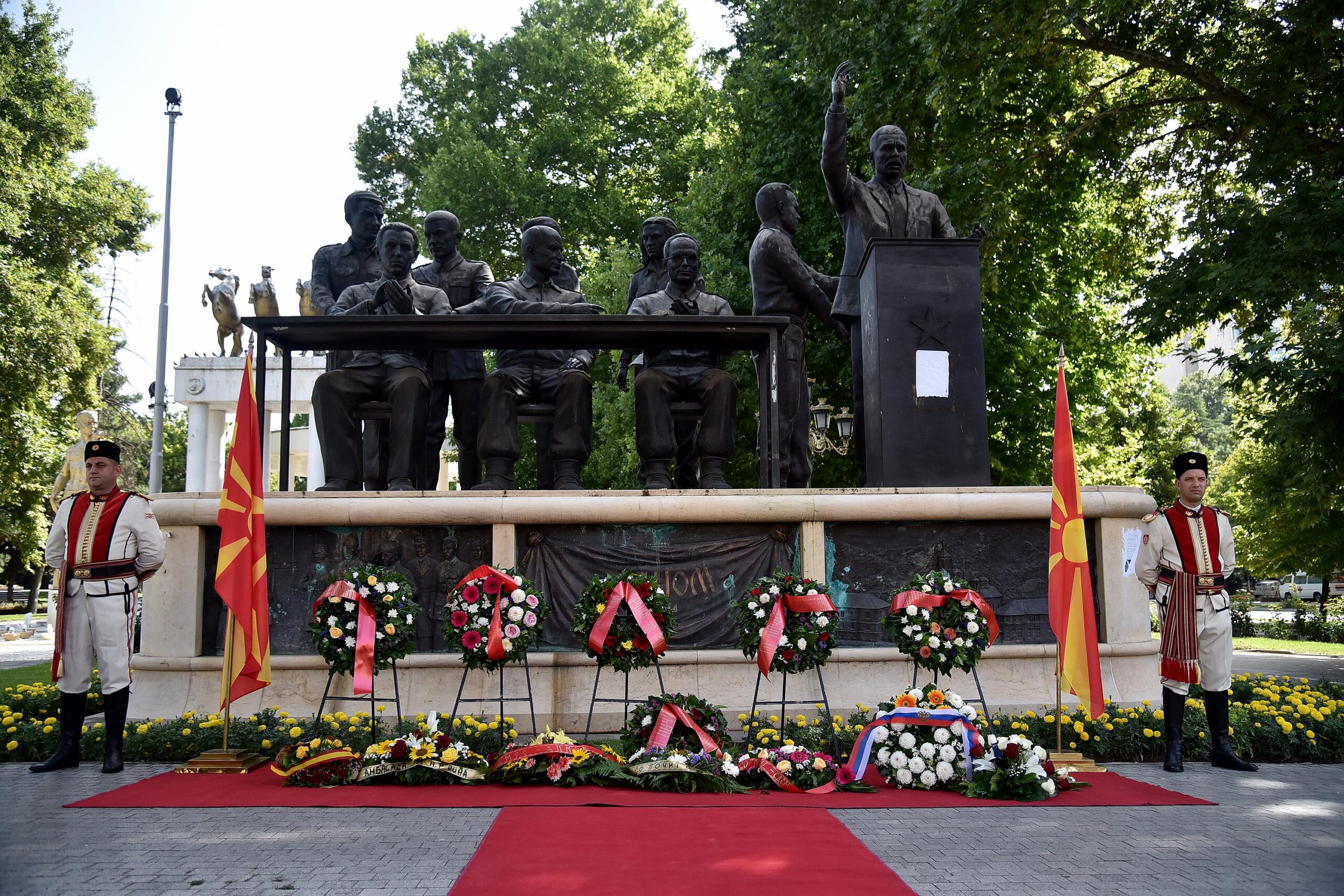 Делегација на Град Скопје положи цвеќе по повод Илинден