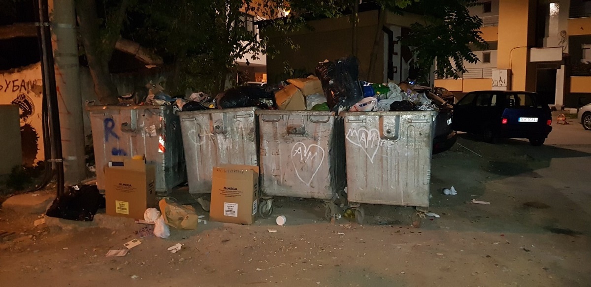 Преполни контејнери, расфрлан отпад до контејнерите во Општина Центар