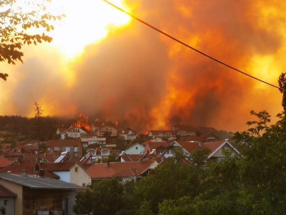 Пожарот во Кочани ставен под контрола – граѓаните незадоволни од помошта на државата