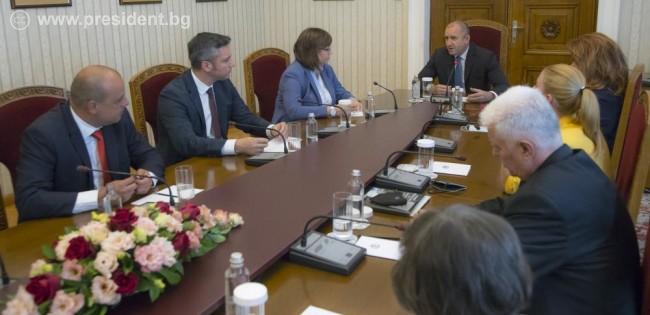 Напорите на Радев за формирање нова влада на Бугарија досега без резултат