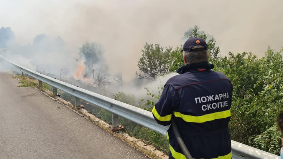 Пожарникарите со 22 интервенции во Скопје – 7 лажни пријави