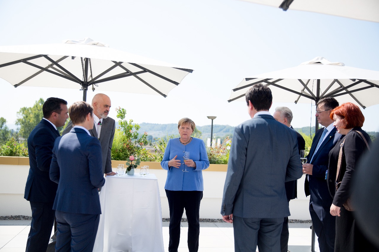 Премиерот Заев на работна средба со германската канцеларка Меркел во Тирана