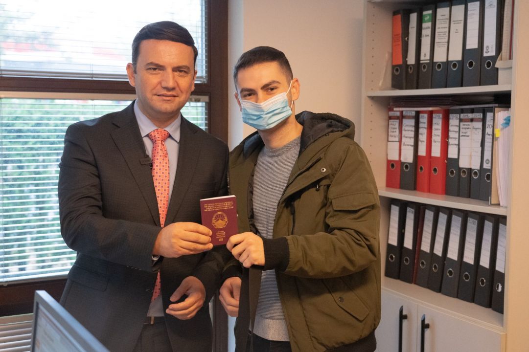 Османи во Берлин го врачи првиот пасош издаден во амбасада