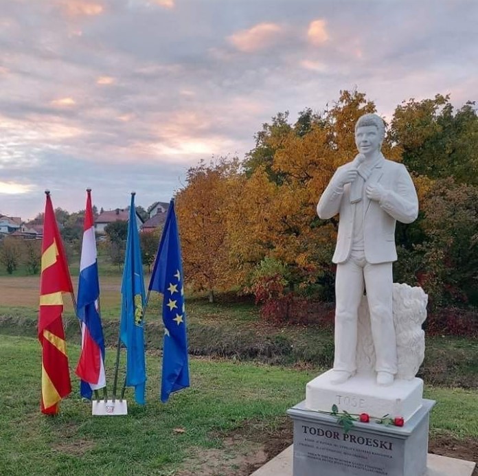 Во Нова Градишка поставен споменик на Тоше Проески