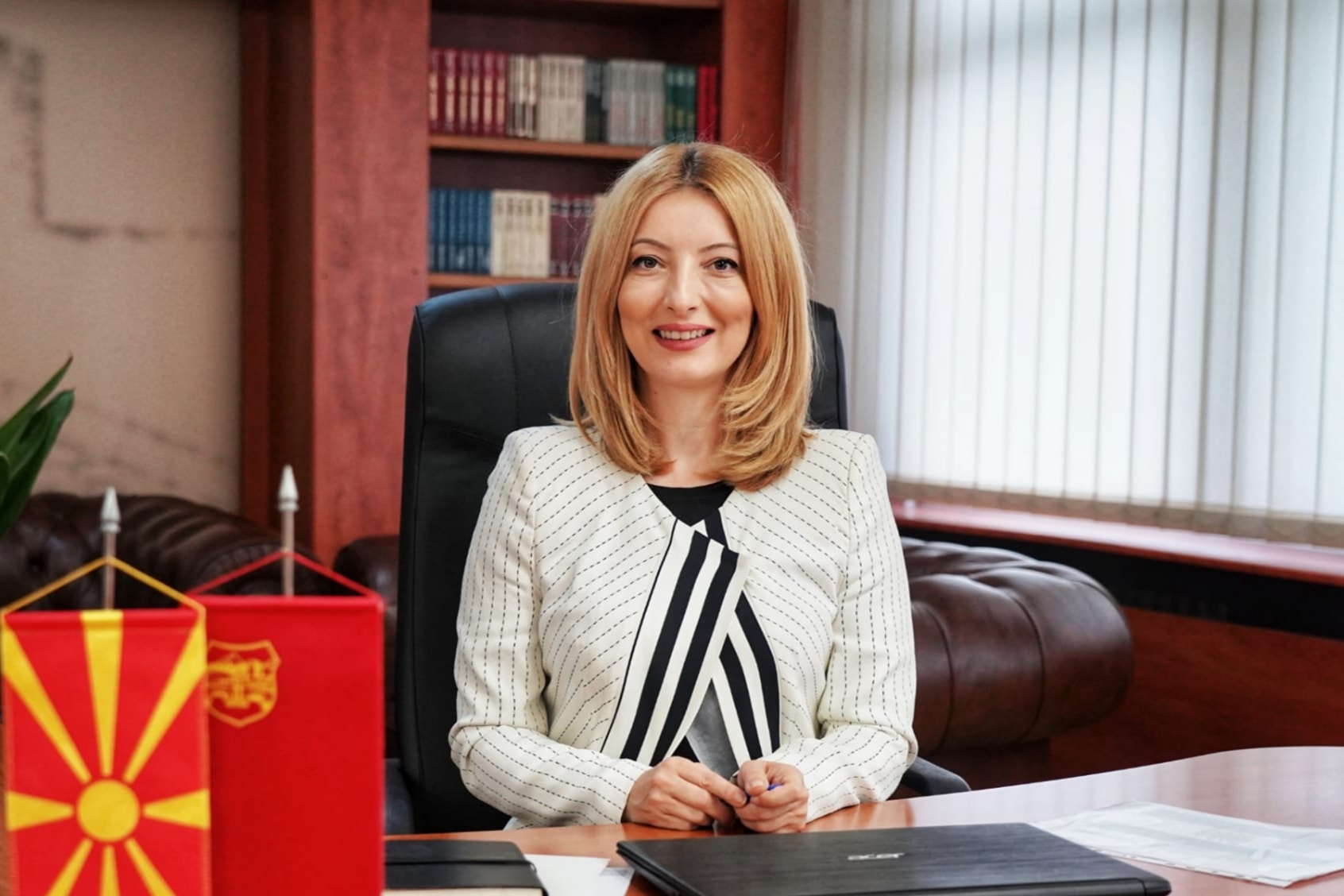 Данела Арсовска денеска седна во градоначалничката фотелја
