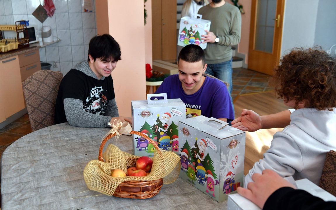 Владата подели новогодишни пакетчиња за 150 деца од малите групни домови