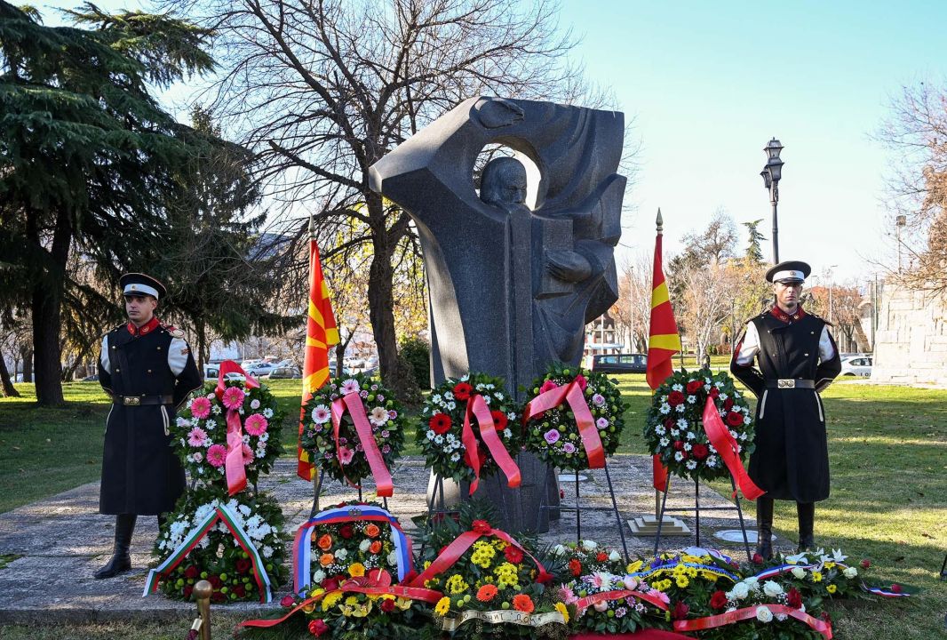 Владина делегација се поклони пред споменикот на Свети Климент Охридски