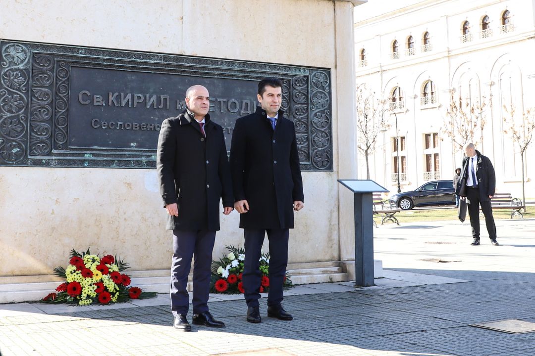 Премиерите Ковачевски и Петков положија цвеќе на спомениците „Св. Кирил и Методиј“ и на „Св. Климент и Св. Наум Охридски“