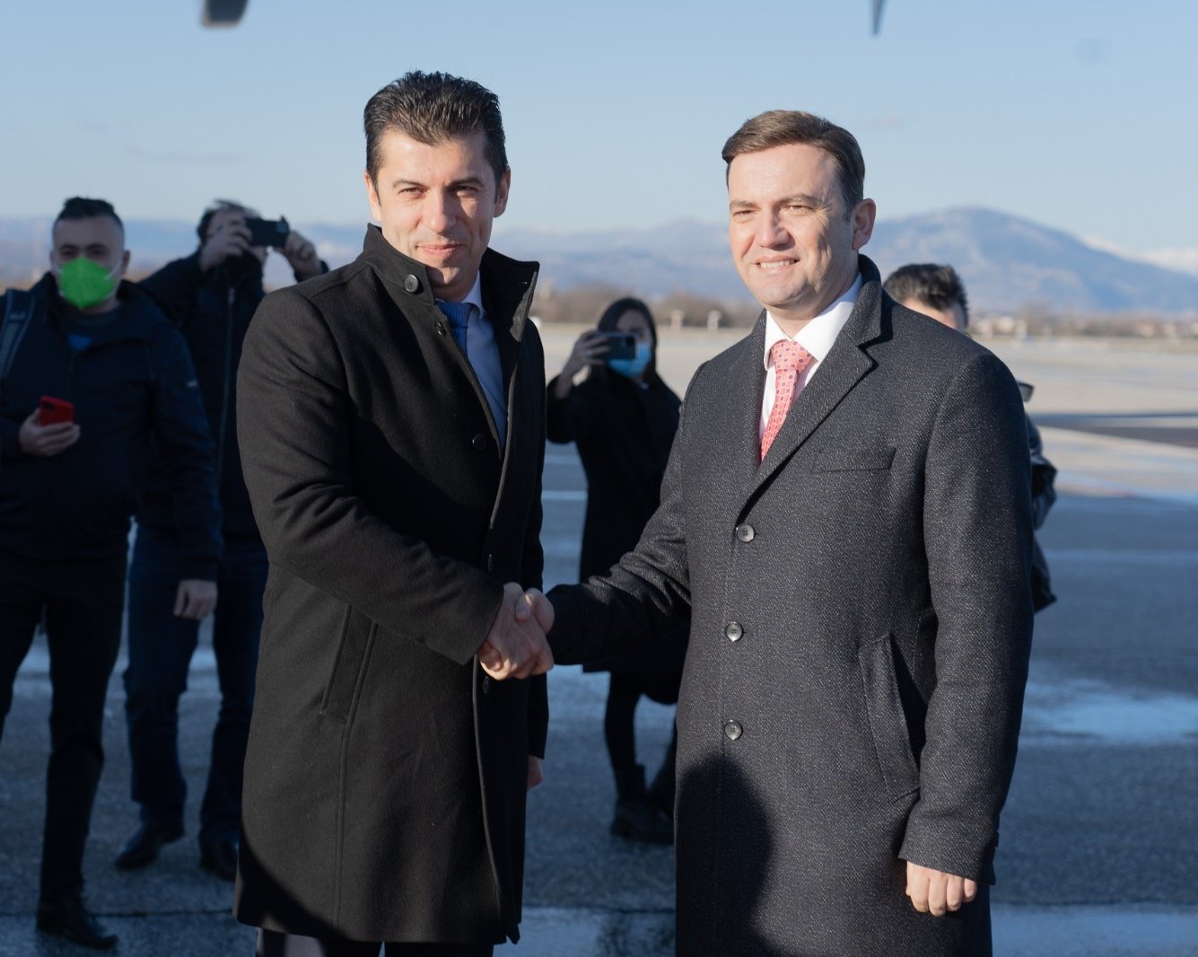Бугарскиот премиер Кирил Петков пристигна во Скопје
