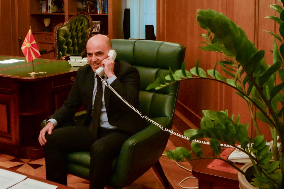 Премиерот Ковачевски оствари телефонски разговор со новиот премиер Денков