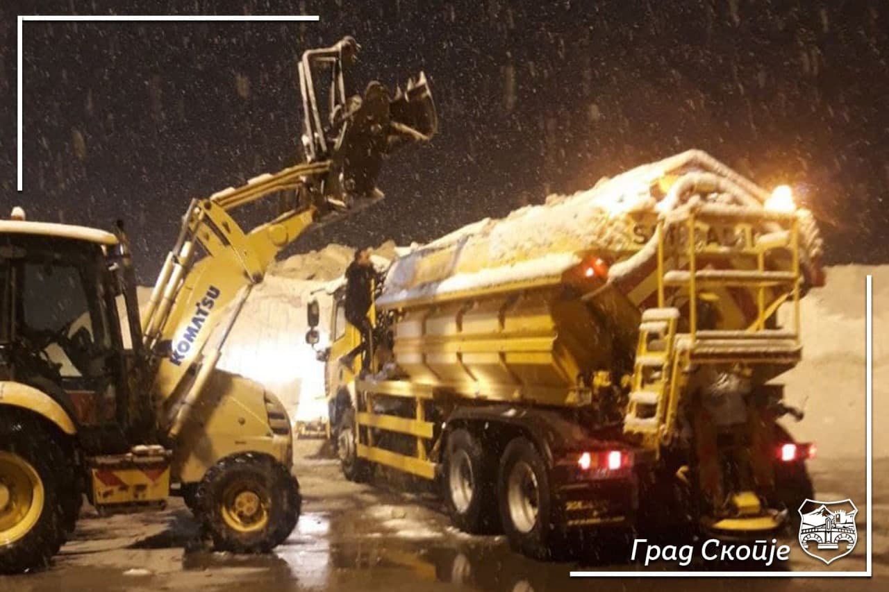 Зимската служба во Скопје интервенираше со 450 тони сол