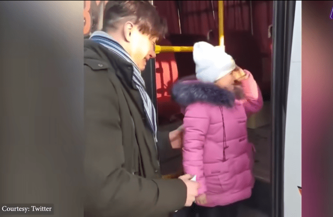 Виралното видео прикажува руски војник кој се збогува со ќеркичката, а не украински